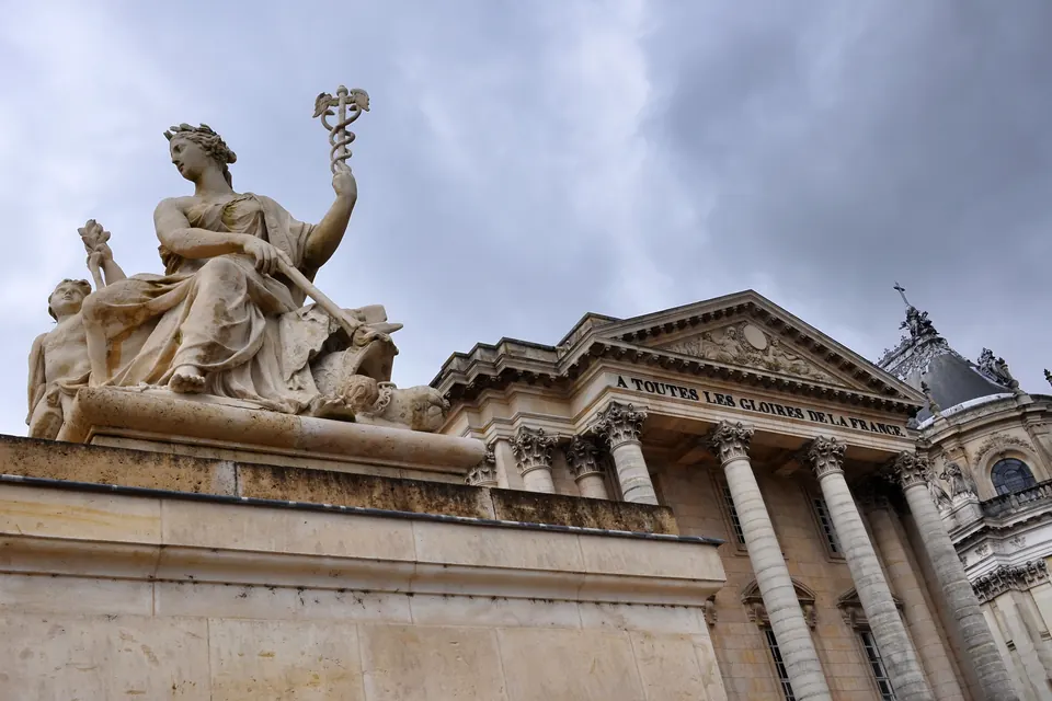 Statue et colonnade du château de Versailles