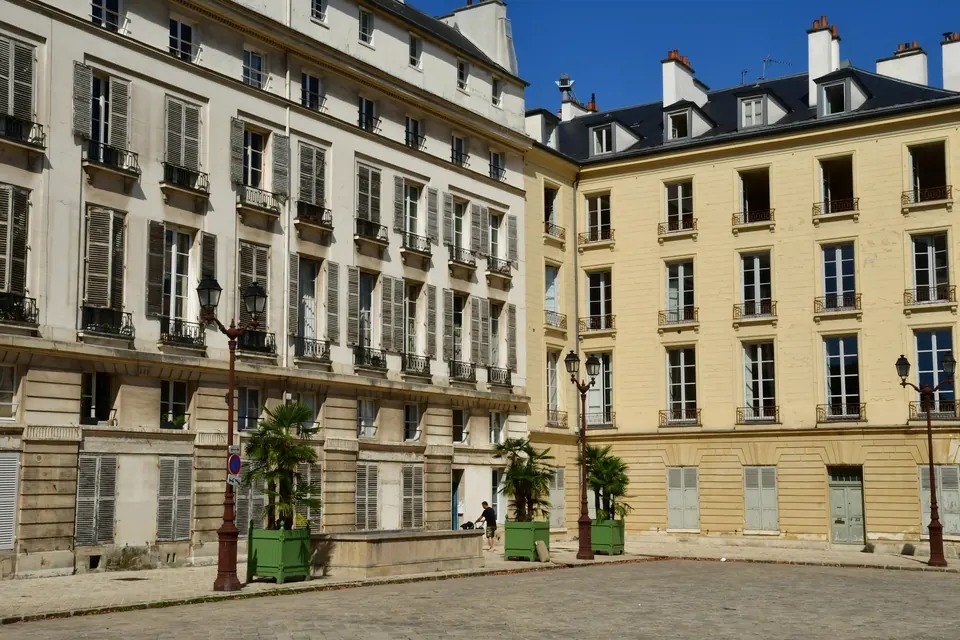 Façades et place pavée dans le centre de Versailles