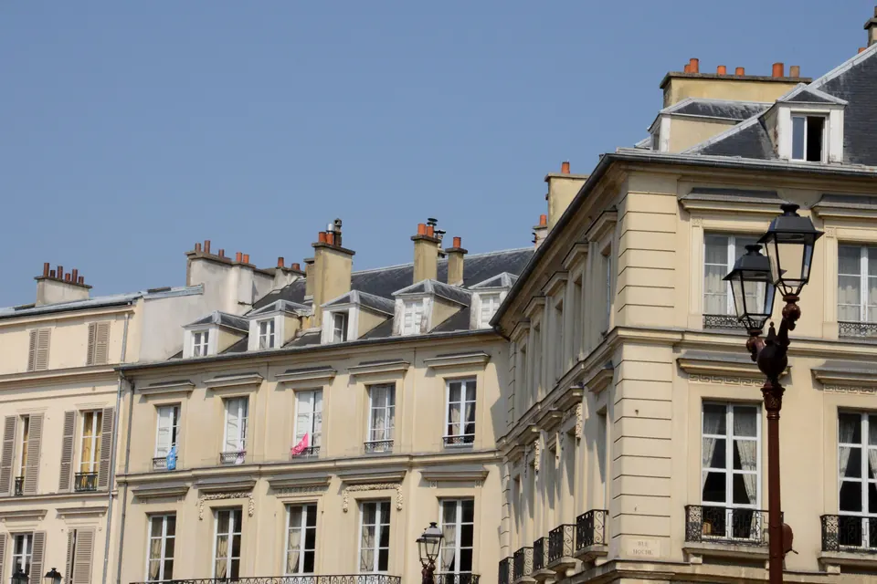 Immeubles en pierre et réverbère dans une rue de Versailles