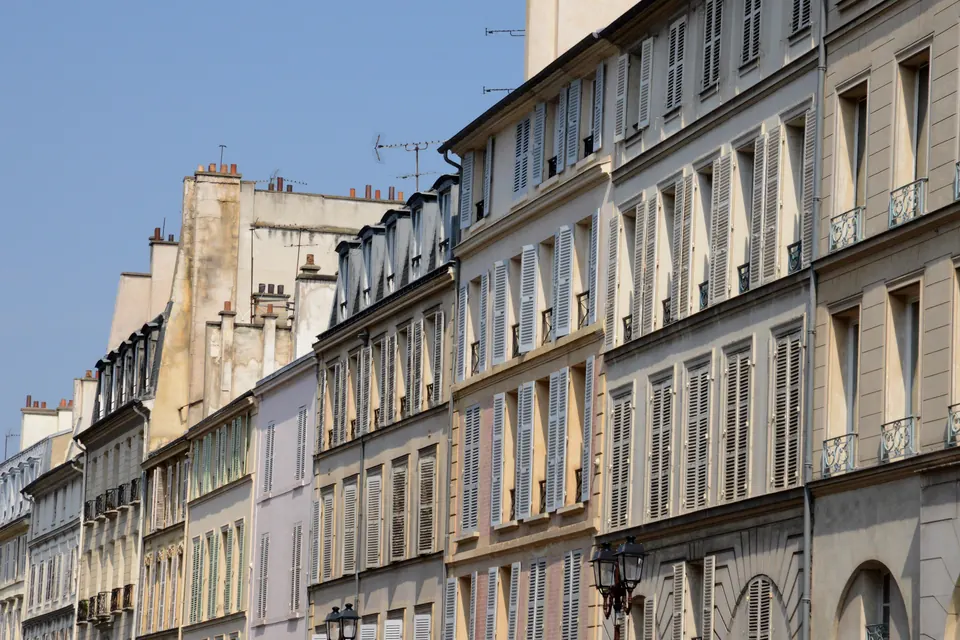 Façades d'immeubles anciens dans le centre de Versailles